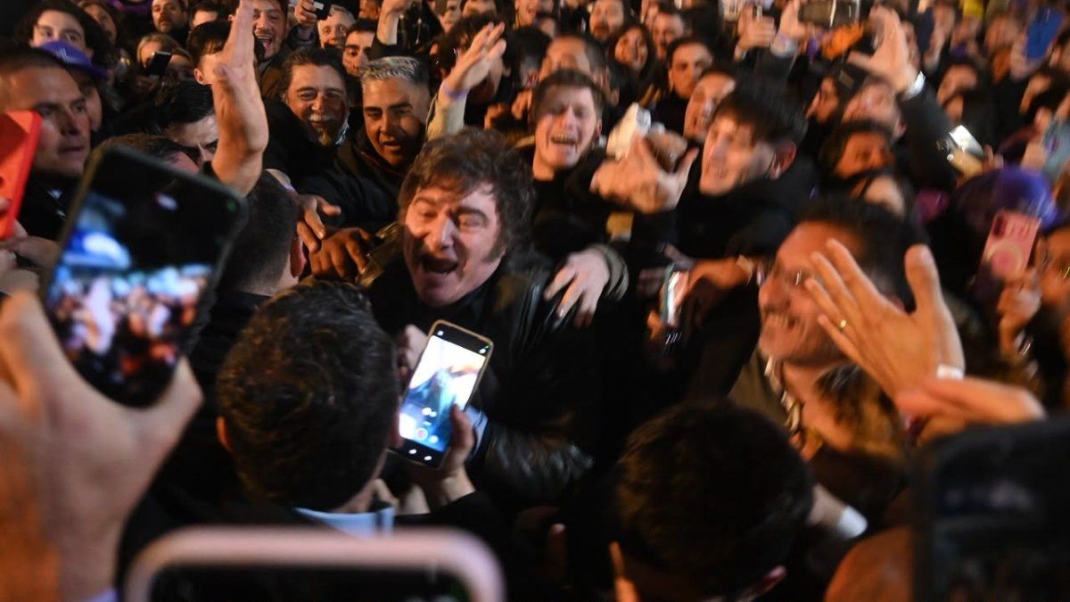 Multitudinaria recepción a Milei en Rosario: recorrió el microcentro
