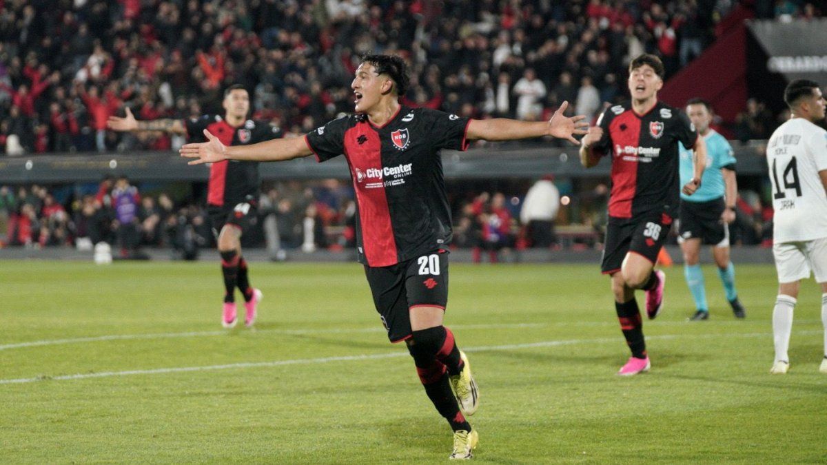 Newell's venció 2-0 a Riestra en Rosario y da un paso clave en el Clausura