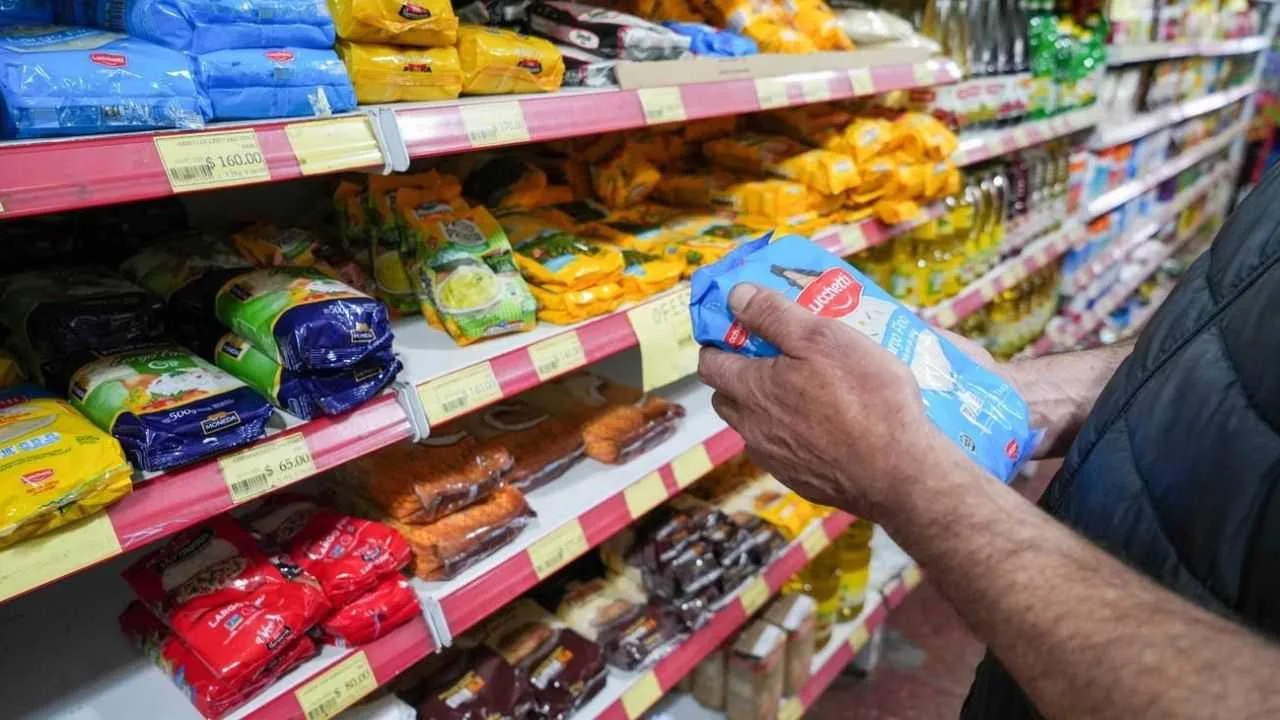 Alarmante: 83% de argentinos se endeuda para comer mientras cae imagen de Milei