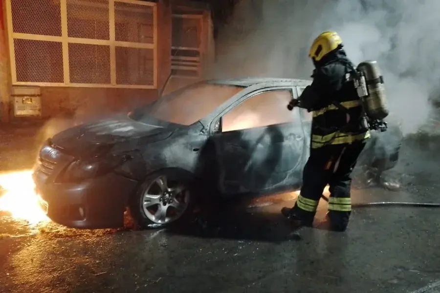Noche de incendios en Rosario: quemaron dos autos y una casa sufrió daños