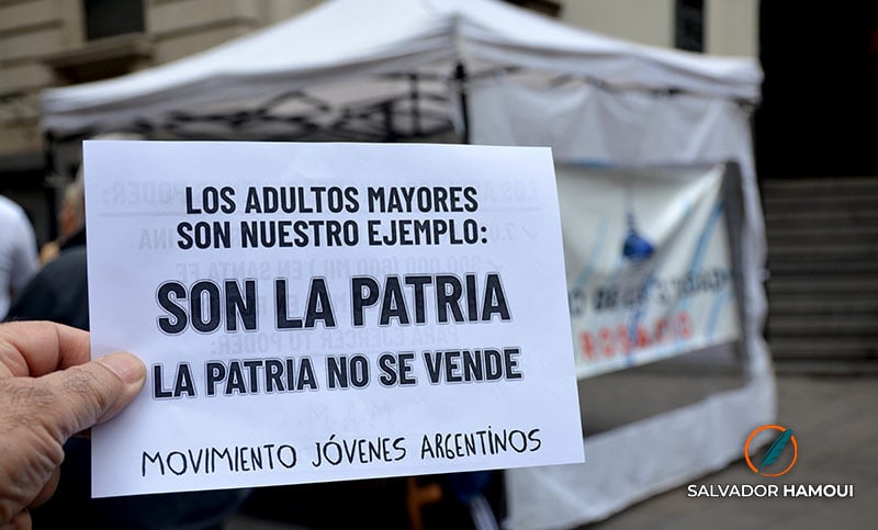 Jubilados de Rosario reclaman por el PAMI 1 y firman por la Carta Orgánica