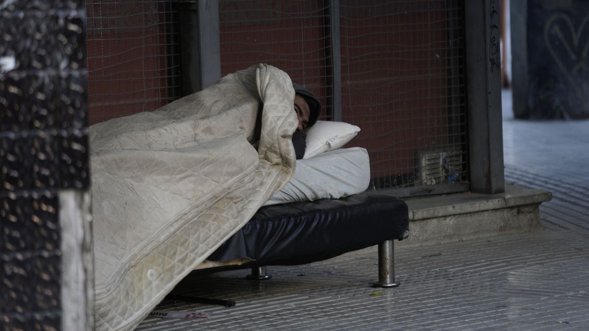 Ola de frío en Rosario: cómo pedir ayuda para personas en situación de calle