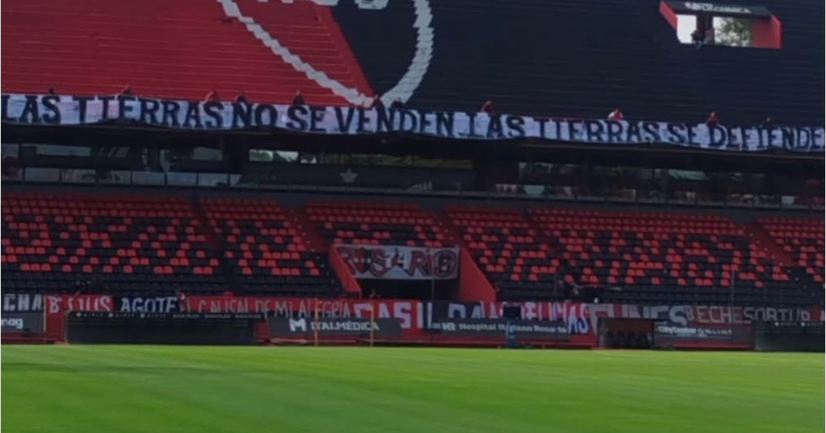 Secuestraron en el Coloso Rosario una bandera contra la Ley de Tierras de Milei