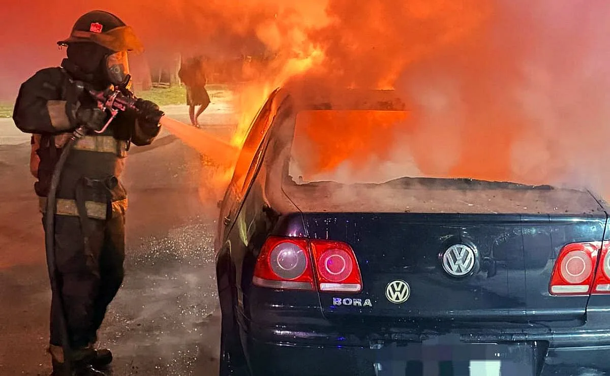 Se prendió fuego un auto en barrio Alvear, Rosario: los bomberos tardaron más de una hora