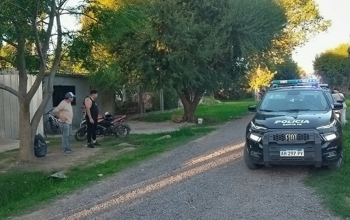 Villa Gobernador Gálvez: padre e hijo apuñalaron a vecino en el cuello