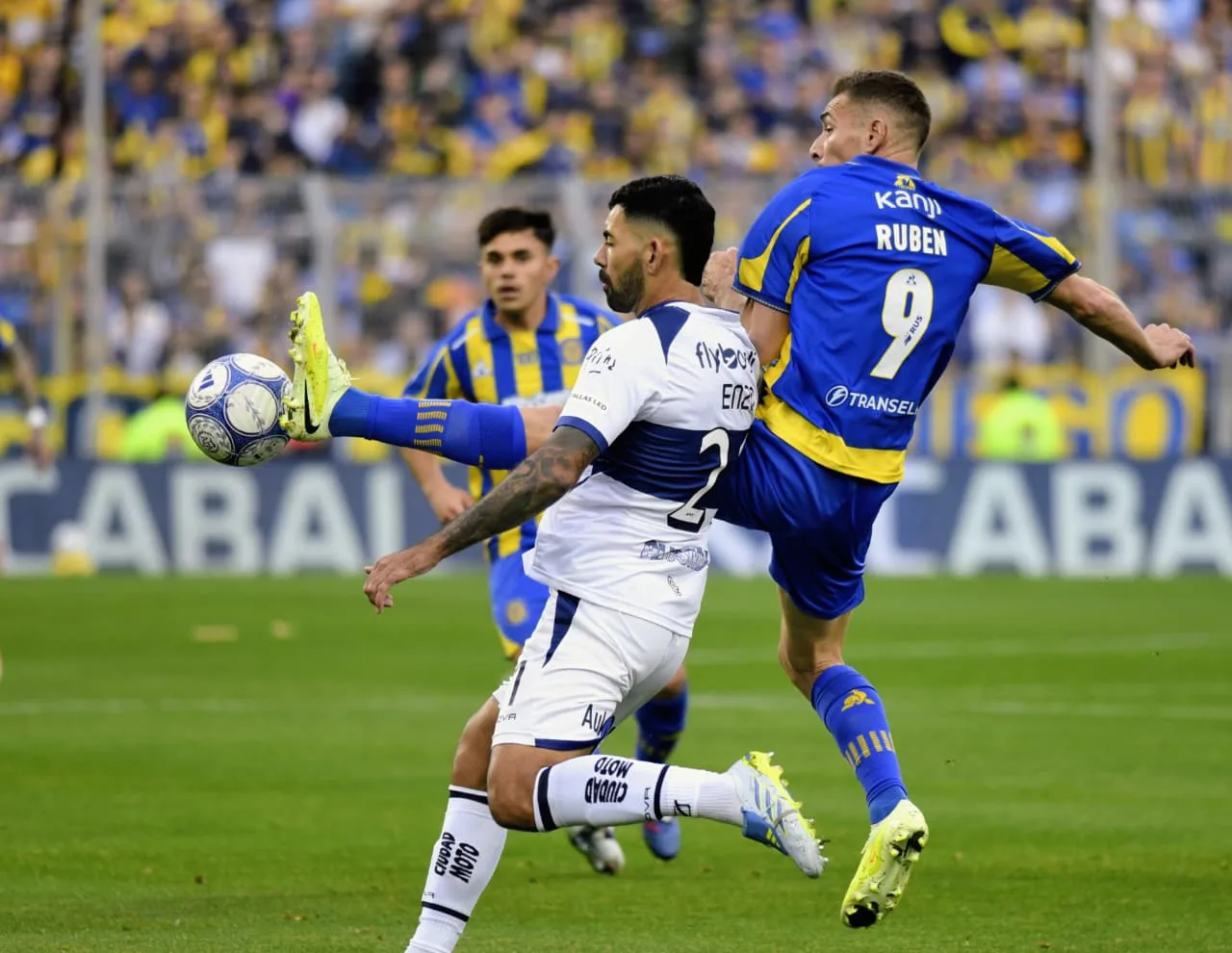 Marco Ruben se metió en la pelea por ser titular en el Clásico rosarino