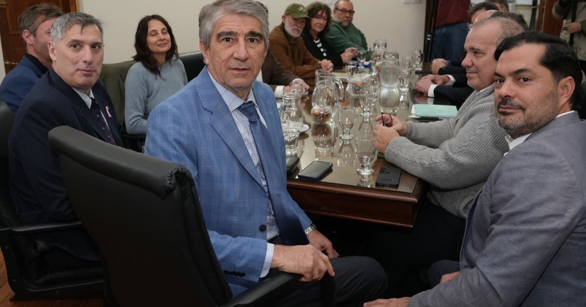 Paritarias en Santa Fe: fijaron el piso salarial y el cronograma de pagos para estatales