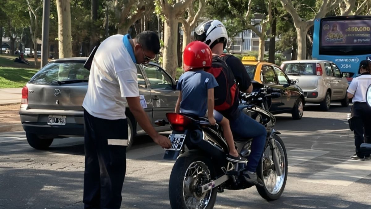 Rosario busca multas de hasta $1,1 millón por patentes adulteradas en autos y motos