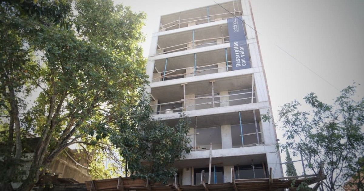 Obrero rosarino lucha por su vida tras caer del tercer piso en obra de Rioja