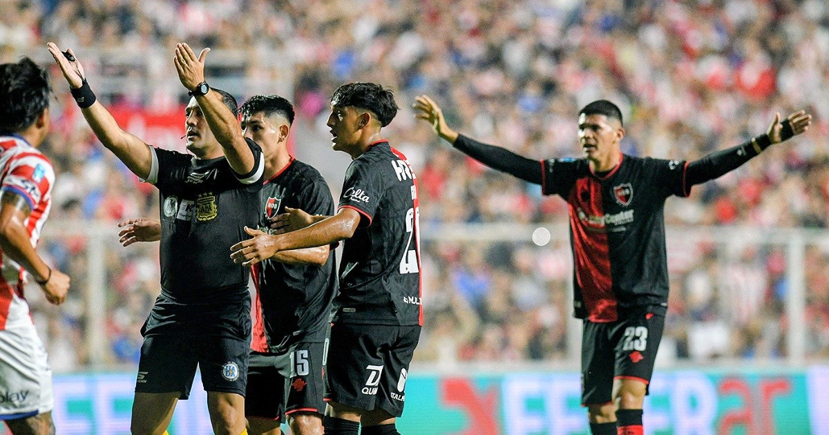 Newell's ganó en Santa Fe pero estalló la polémica: ¿los perjudicó el árbitro?