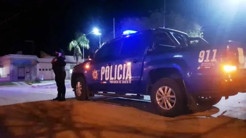 Policía de Casilda detenida por apriete a deudor en Rosario: destornillador, moto robada y arma reglamentaria