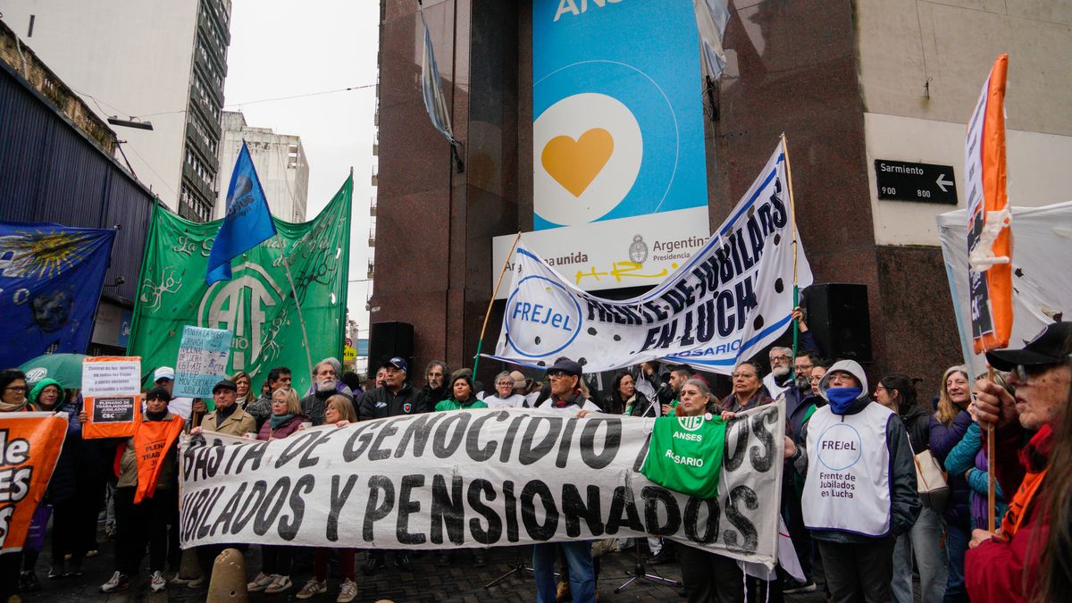 Sindicatos y movimientos sociales marcharon en Rosario contra la política económica de Milei