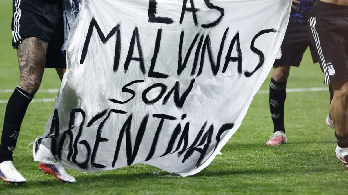 La bandera de Malvinas en el Mundial 2026: qué sanción podría recibir la AFA