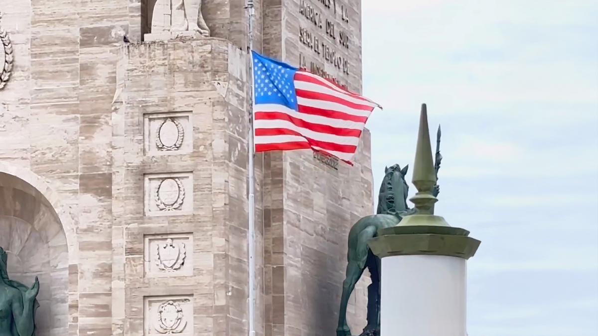 Polémica en Rosario: quieren limitar banderas extranjeras en el Monumento a la Bandera