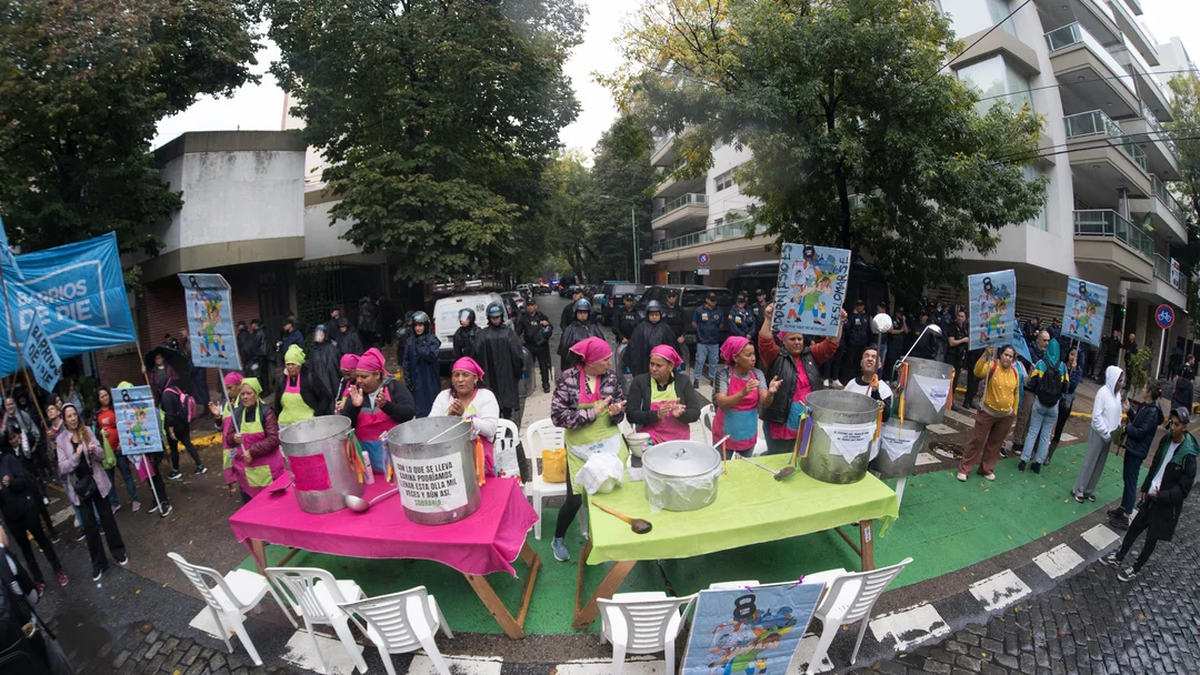 Olla popular frente al departamento de Adorni: la protesta que sacude Caballito