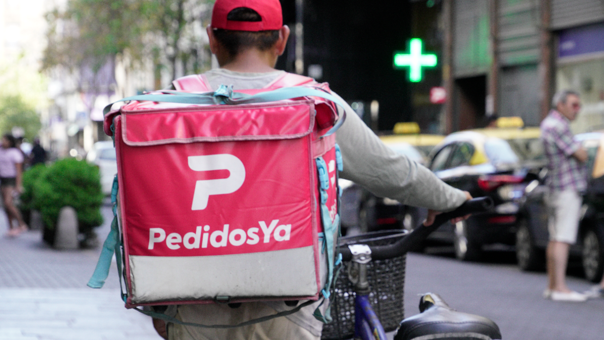 Repartidores de apps en Rosario: se endeudan para llegar a fin de semana
