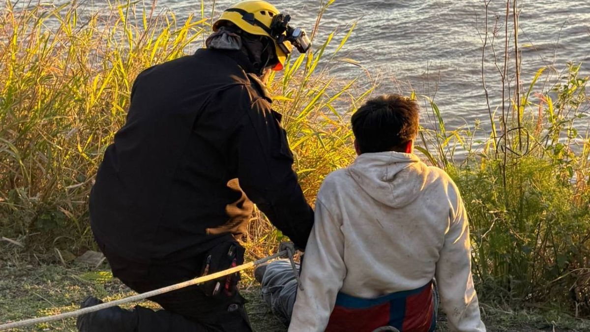 Se resbaló en la barranca del Paraná en Rosario y arrastró a su pareja al río