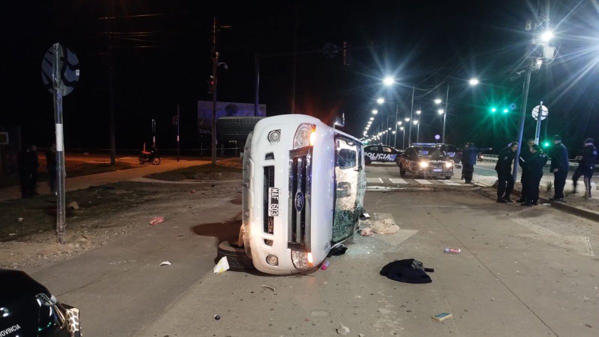 Persecución, choques y vuelco en Rosario tras un robo en Funes: tres detenidos