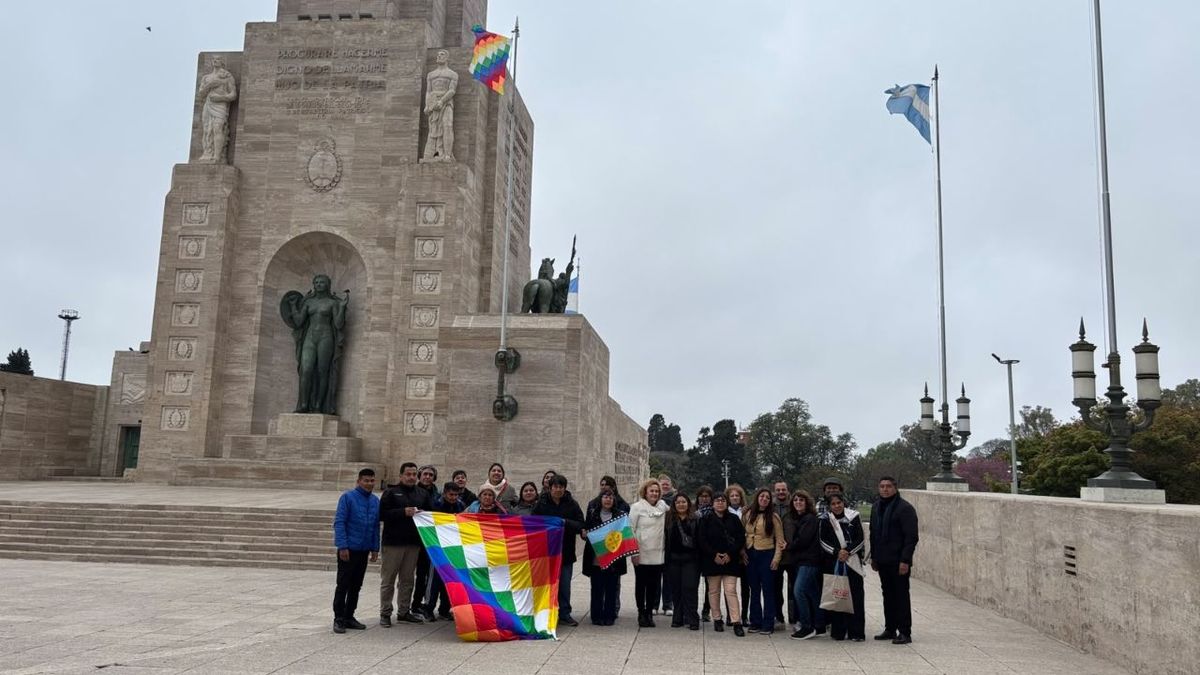 Rosario izó la wiphala en el Monumento a la Bandera