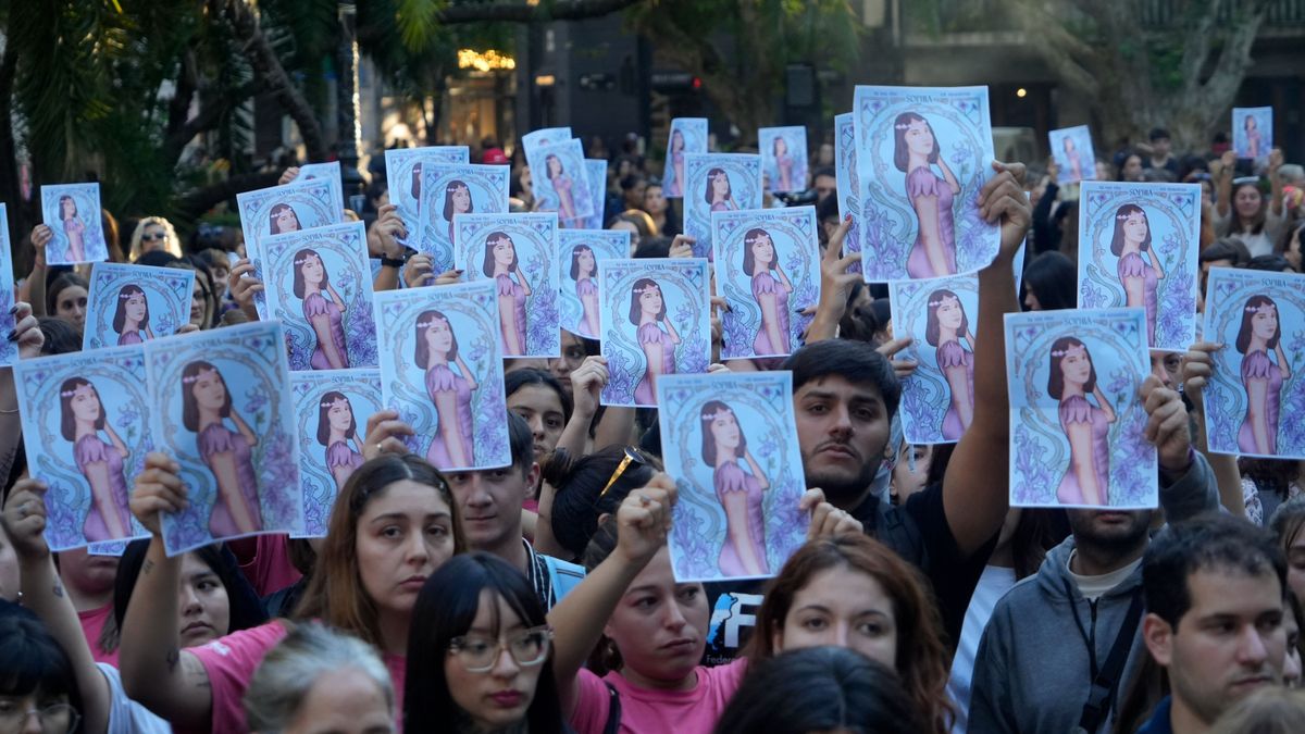 Rosario se movilizó por el femicidio de Sophia Civarelli: silencio y reclamo