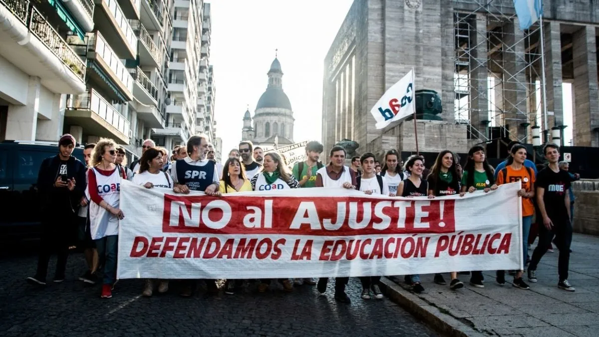 Nueva marcha universitaria en Rosario: estudiantes y docentes vuelven a las calles