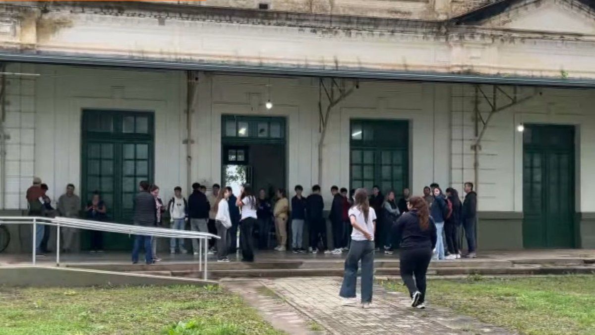 San Cristóbal: estudiantes vuelven a clases tras tragedia con minuto de silencio