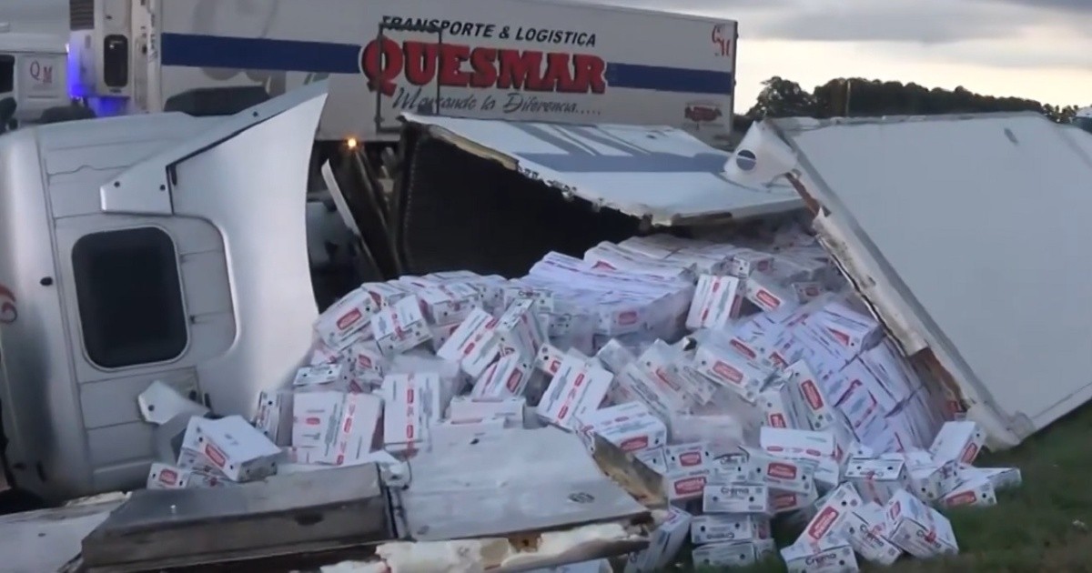 Volcó un camión de lácteos en la autopista Rosario-Córdoba y lo saquearon