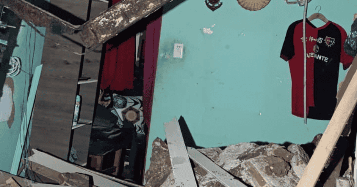 Rosario: se derrumbó el techo de una casa y vecinos rescataron al dueño