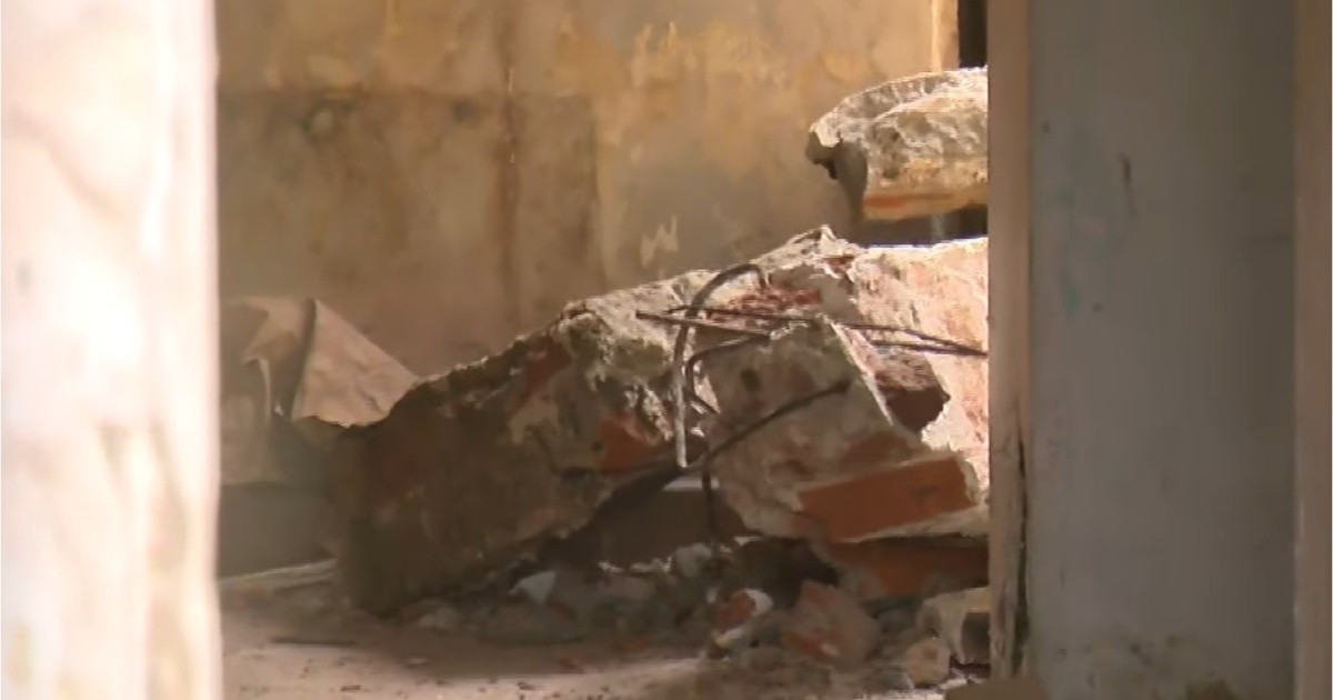 Rosario: se derrumbó el techo de una casa usurpada y hirió a un obrero