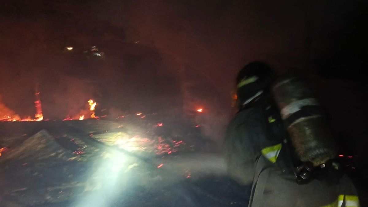 Incendio en el noroeste de Rosario: la casa precaria se derrumbó sin heridos