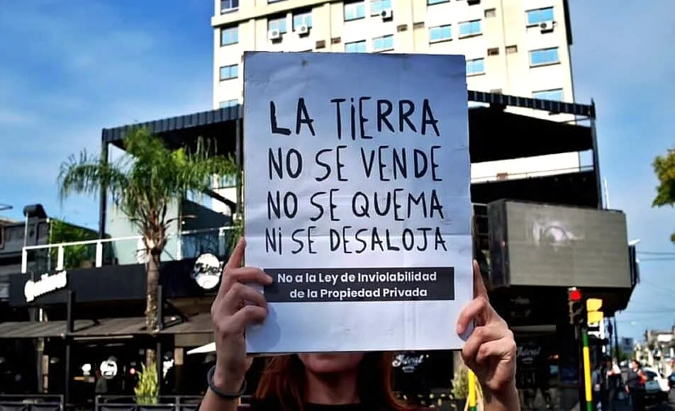 Marcha en Rosario contra la ley de Sturzenegger: desalojos express y quema de campos siguen en pie