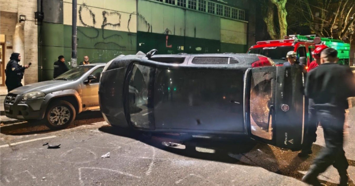 Noche agitada en Rosario: un auto en llamas y un vuelco en el macrocentro