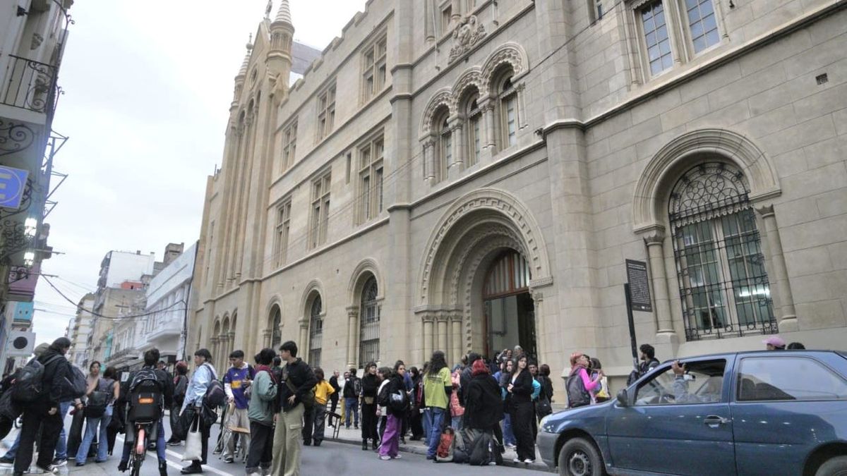Tomaron la Facultad de Humanidades en Rosario: conflicto universitario