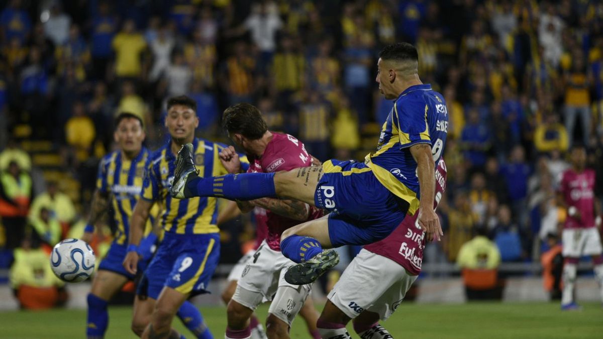 Central podría rotar jugadores ante Huracán por el desgaste de Libertadores