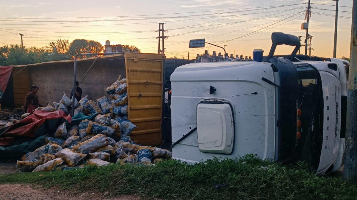 Camión con 27 mil kilos de papas volcó en Circunvalación tras falla de frenos