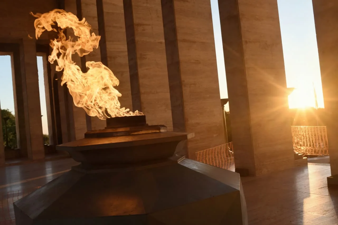 Rosario: se reencendió la llama votiva del Monumento a la Bandera tras años