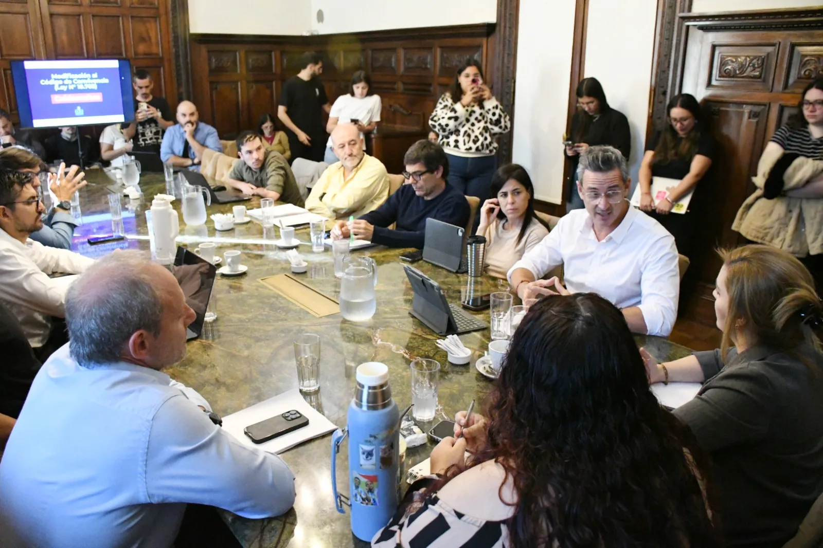 Seisas impulsa ley contra cuidacoches en Rosario: 16 extorsiones diarias al 911