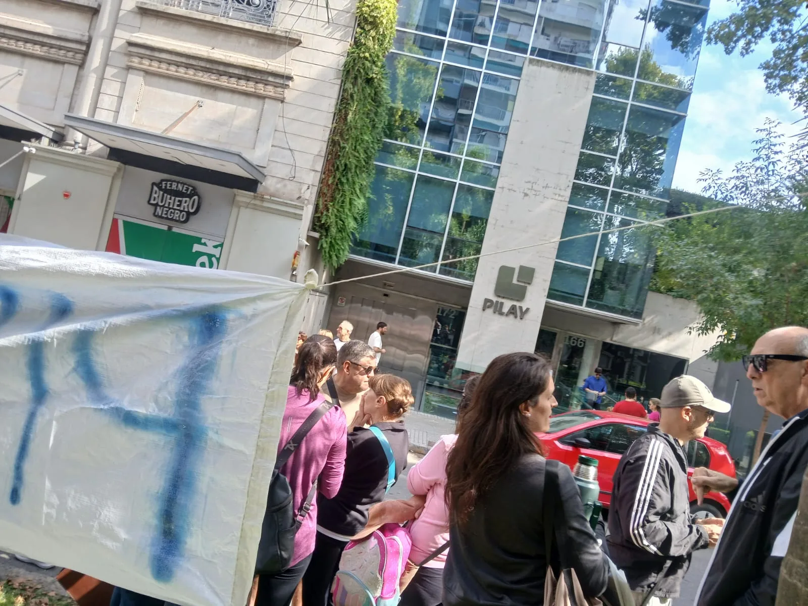 Miles de rosarinos reclaman por incumplimientos de Pilay en la Legislatura