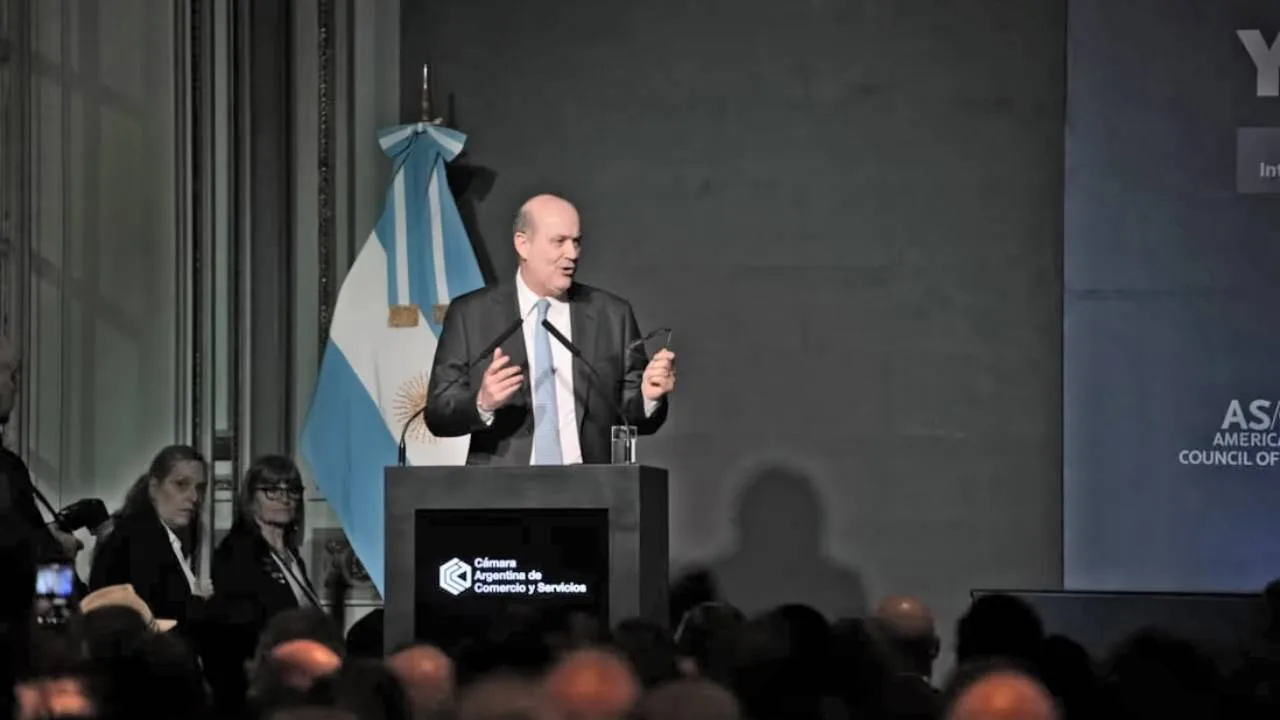 Sturzenegger defendió la caída del empleo formal y rechazó ayuda estatal a endeudados