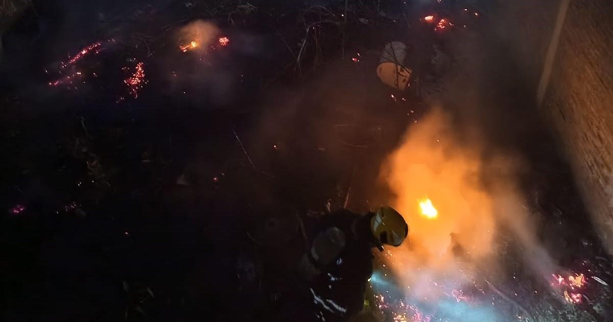 Susto en Rosario: incendio de basura en baldío junto a la Terminal