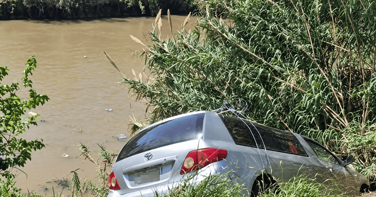 Susto en San Lorenzo: coche fúnebre cayó en una barranca cerca del arroyo