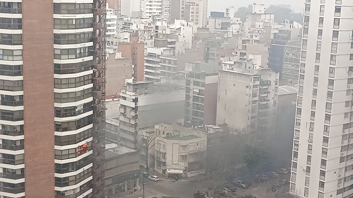 Pánico en barrio Martín: un auto se incendió en la cochera de un edificio y los vecinos vivieron momentos de terror