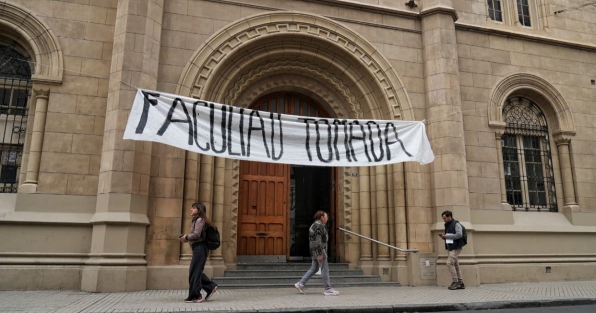 Toma en Humanidades de Rosario: estudiantes piden financiamiento universitario