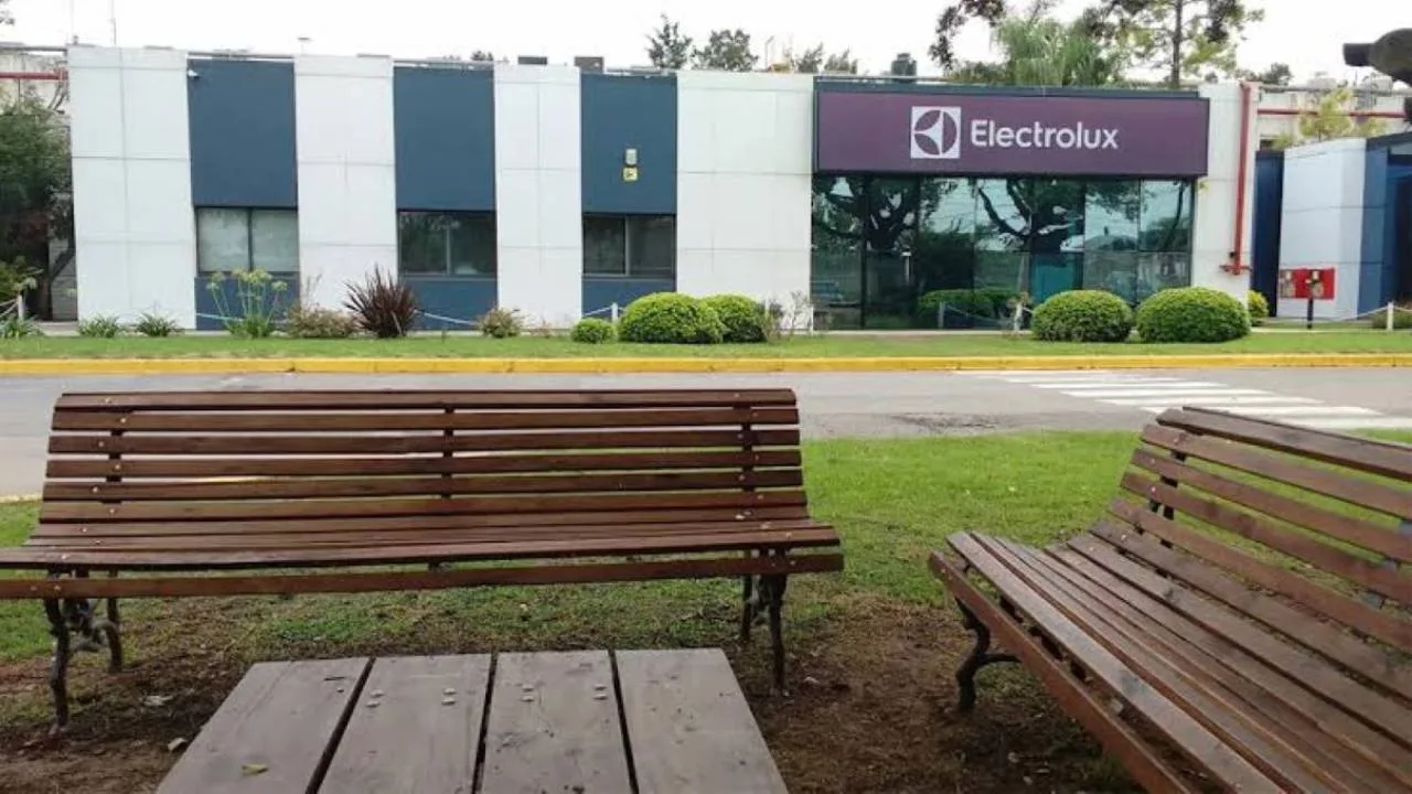 UOM marcha en Rosario por el cierre de Electrolux y pide nulidad de despidos