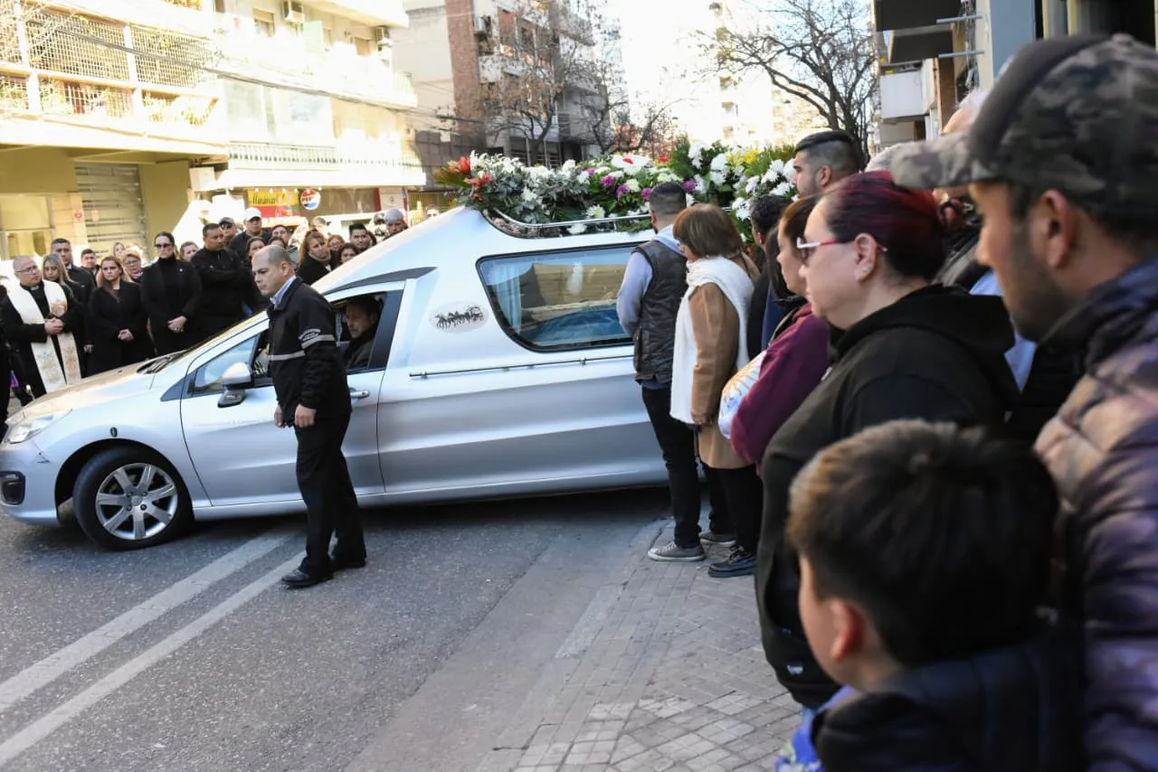 Dolor en Rosario: velaron al policía asesinado a piedrazos en una final de fútbol en Carcarañá