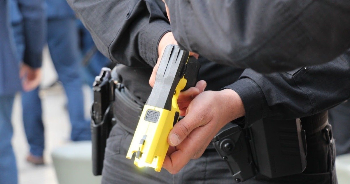Con Taser, la policía redujo a dos agresores por violencia de género en Rosario