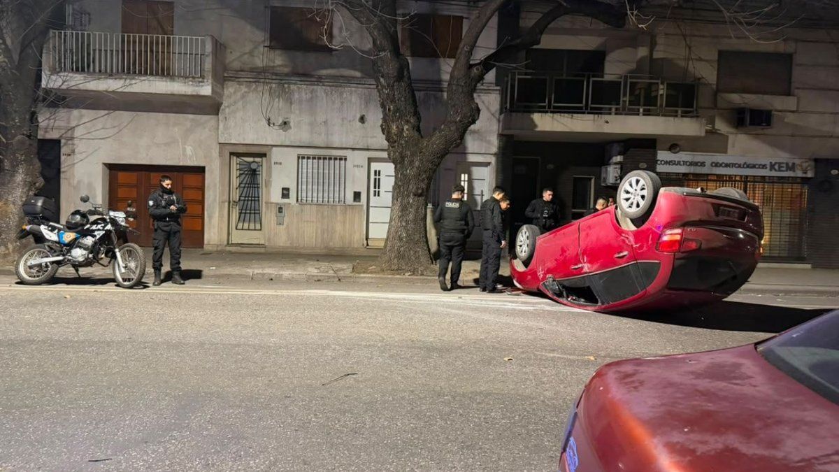 Vuelco en Echesortu: un automovilista salió ileso tras una mala maniobra