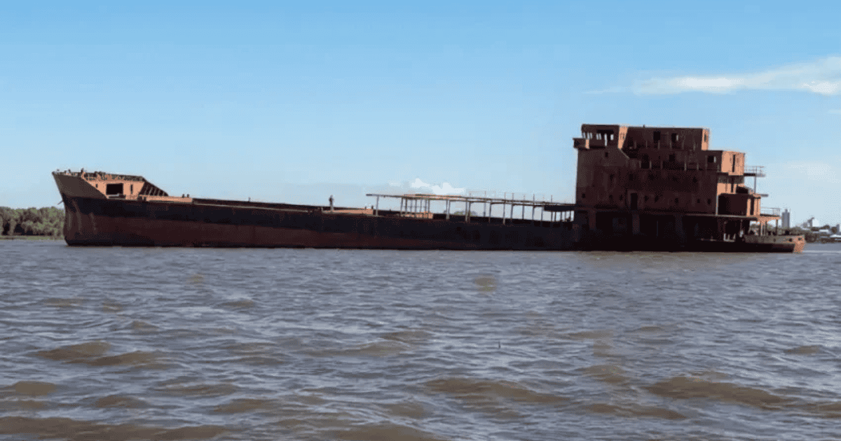 Barco fantasma de 107 metros quedó a la deriva en el Paraná de Corrientes