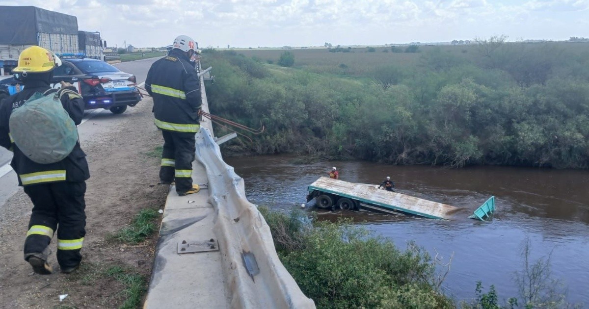 Intensa búsqueda del camionero desaparecido en el arroyo Tortugas