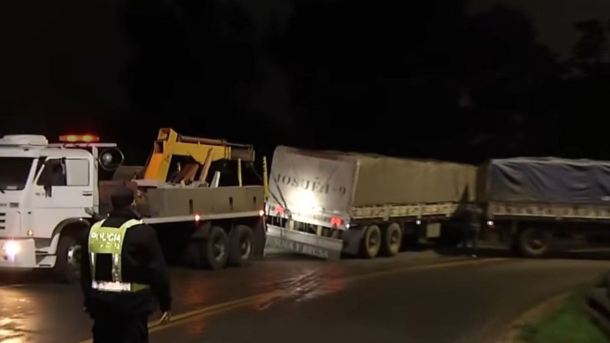 Un camión se despistó en la autopista Rosario-Santa Fe y bloqueó el acceso en San Lorenzo